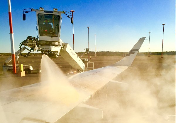 Aeroplane wing being de-iced